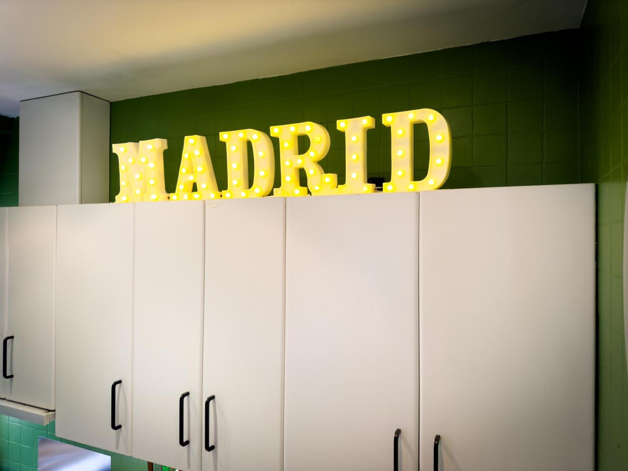 Disfruta Del Barrio De Las Letras Madrid Buitenkant foto
